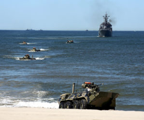 В Крыму морпехи тренируются отражать атаку десанта противника